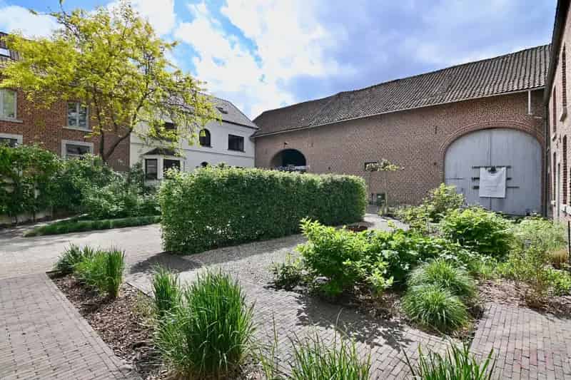 Exclusieve charmante vierkantshoeve in Gingelom met 5 slaapkamers,  drie afzonderlijke vakantiewoningen, grote schuur en achterliggende weide