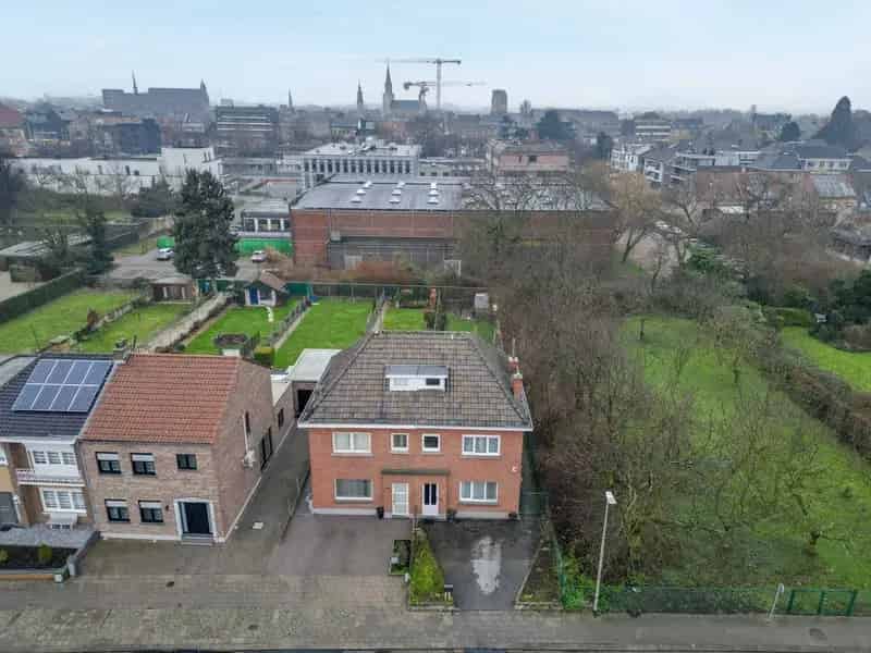 Ruime, te renoveren halfopen woning