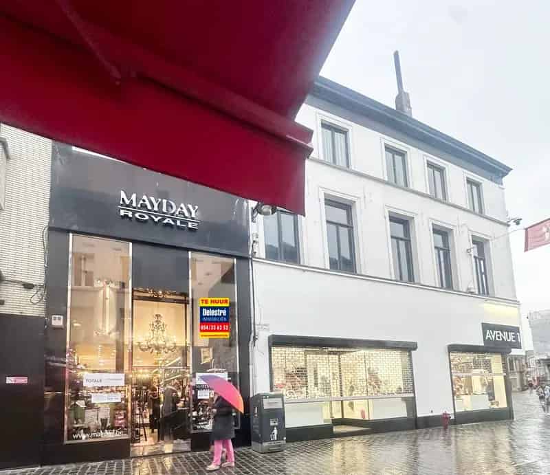 MODERN COMMERCIEEL GEBOUW NABIJ GROTE MARKT