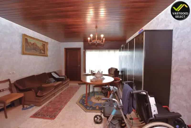 Vastgoed Select: Te renoveren kangeroewonen met 4 slaapkamers, badkamer en garage in het centrum van Maldegem – 376 m² perceel