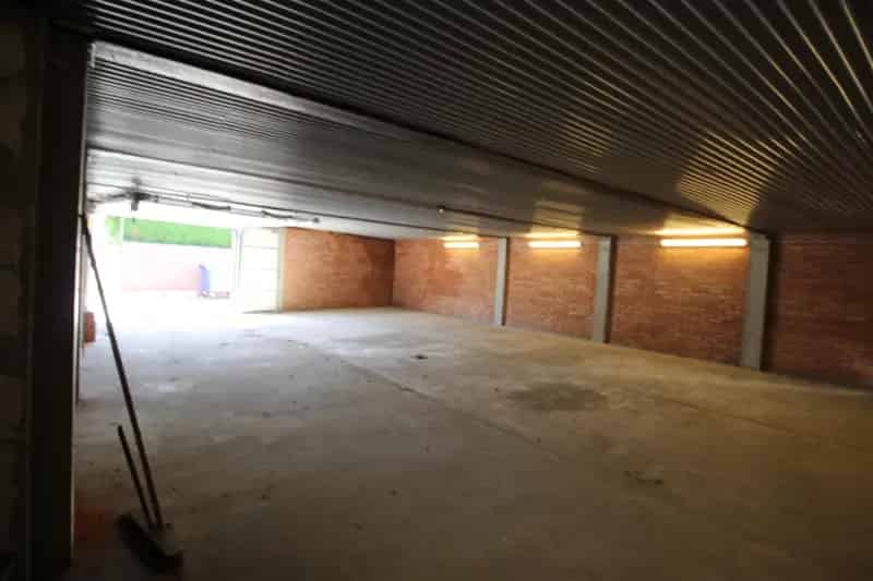 Opslagruimte van ca 200m²  met naastgelegen opslagruimte  van ca 125 m².