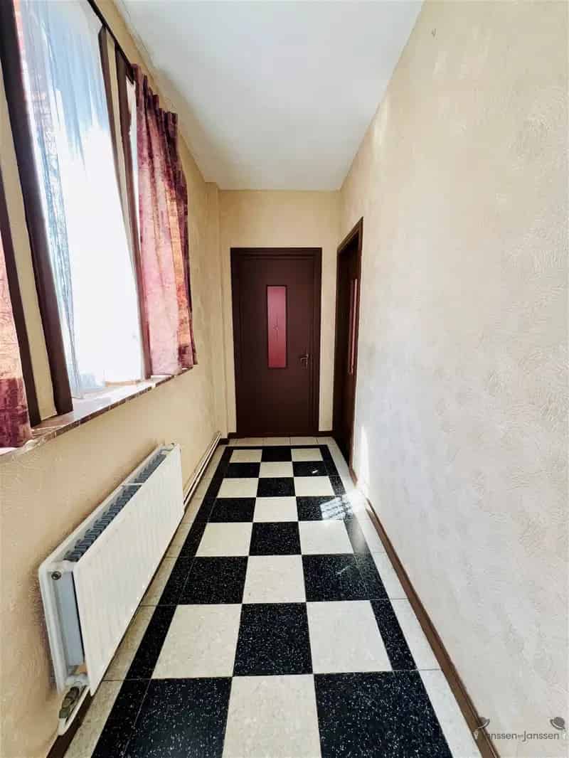 HOB met achterliggende garages