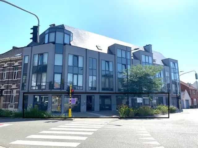 Bemeubelde kantoorruimtes centrum Geel met dienstverlening en parking