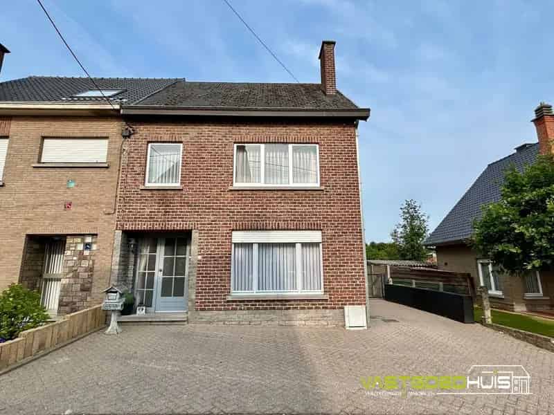 Karaktervolle, te renoveren 3-gevelwoning met tuin