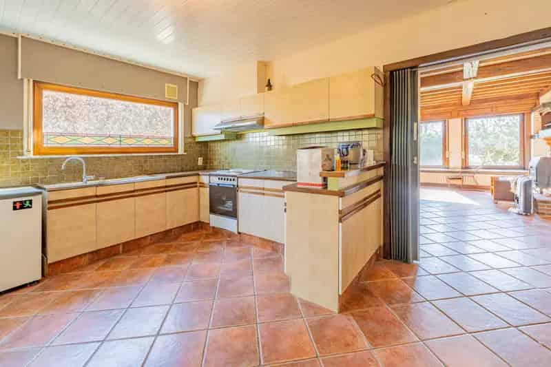 Halfopen bebouwing met landelijk zicht en garage te Oosteeklo