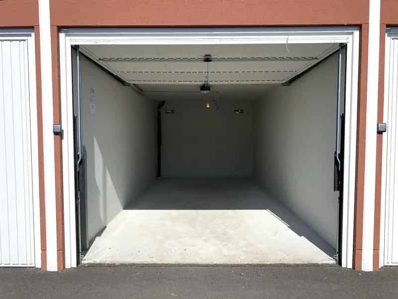 GARAGE GELEGEN IN DE DORPSKERN MEULEBEKE