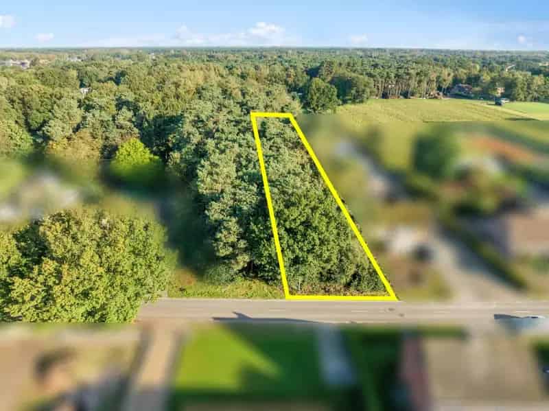 Bijzonder ruim perceel bouwgrond voor open bebouwing op 26a 42ca vlakbij het centrum