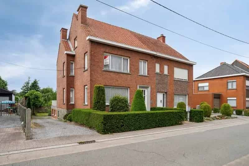 🏡 Te renoveren gezinswoning met potentieel TE KOOP in Meulebeke!