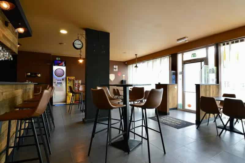 Aantrekkelijk sfeercafé met ruime woonst en verschillende opslagruimtes