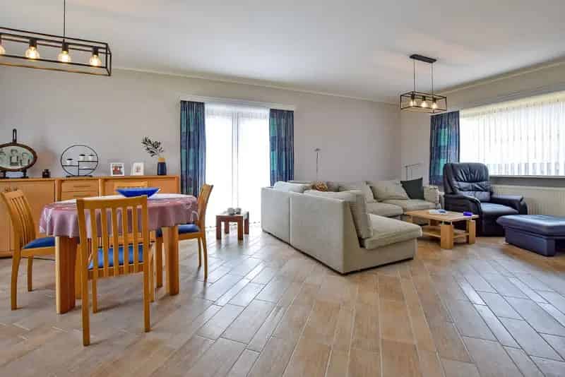 Uiterst goed onderhouden villa op 720m², gelegen in doodlopende straat te Veurne.