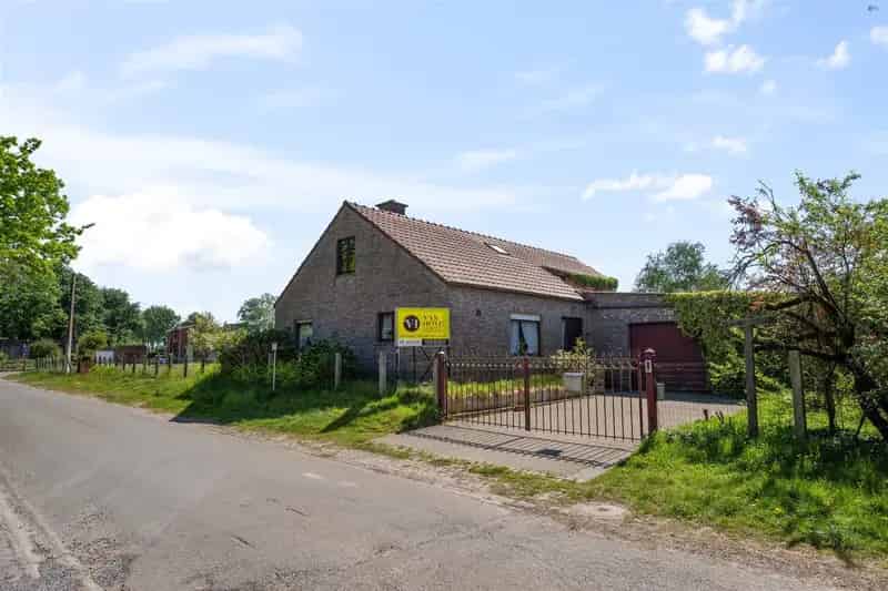 Verzorgde woning met garage en grote bijgebouwen op prachtig perceel van 2435m².