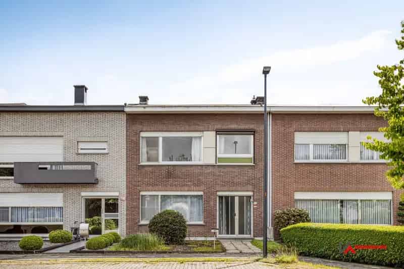 Woning met 3 slaapkamers, tuin en garage.