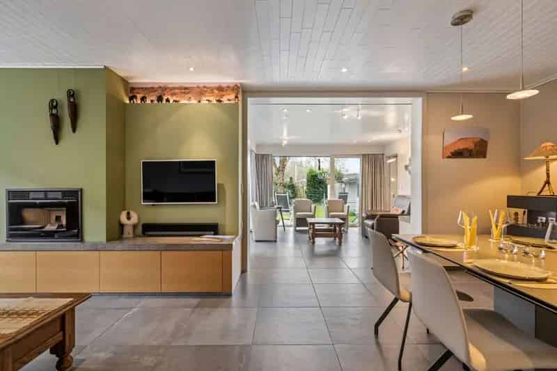 Instapklare bungalow met prachtige tuin, 4 slpks en garage