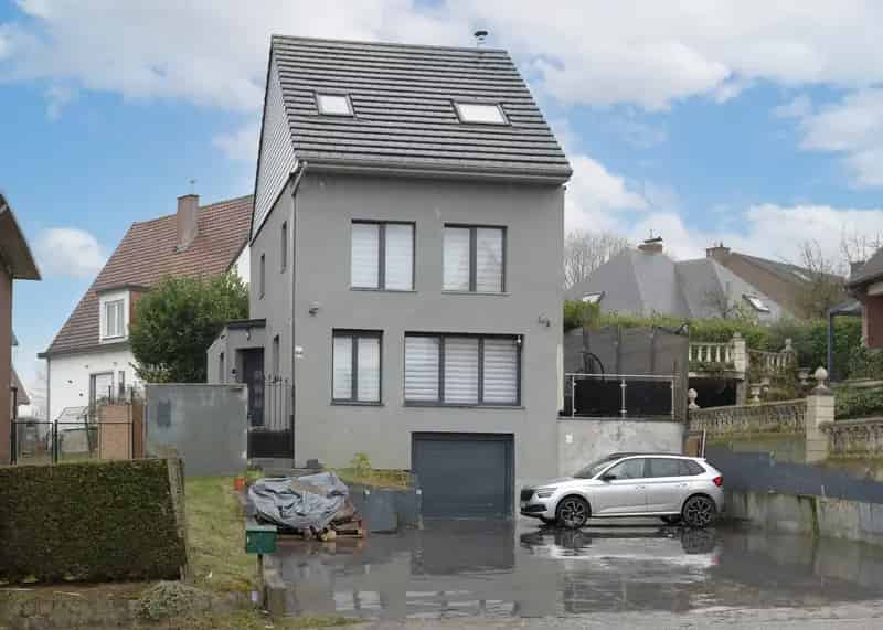 Gerenoveerde woning met 3 slaapkamers en 2 badkamers.