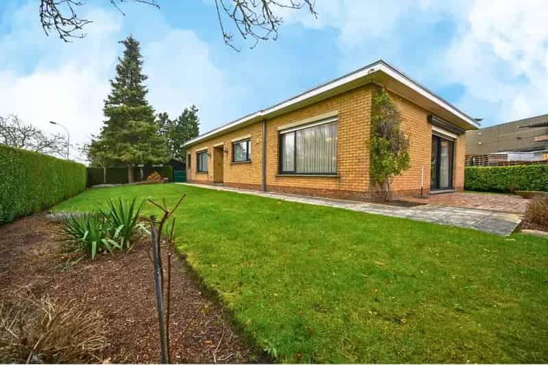 Deze alleenstaande bungalow woning is gelegen op fietsafstand van Brugge centrum.