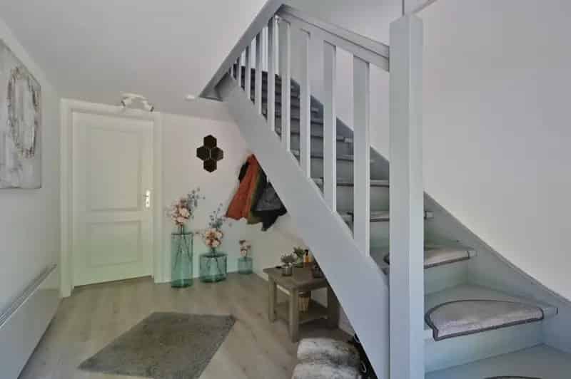 Halfvrijstaande bel-etagewoning met 3 slaapkamers, bosrijk gelegen in residentiële laan