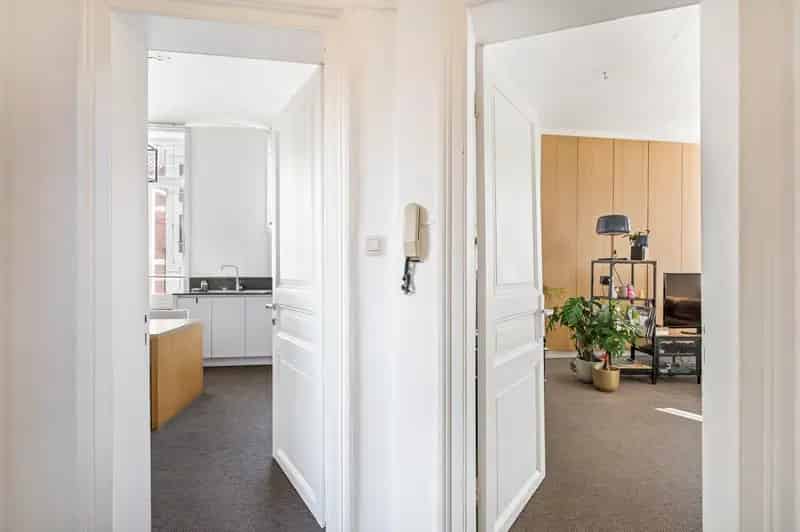 Laat je verrassen door deze instapklare centraal gelegen woning met lichtrijke werkruimte beneden en gezellige woonruimte boven