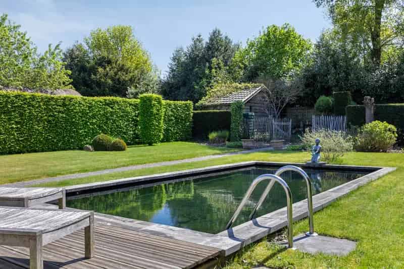 Ruime gezinswoning met zwemvijver te koop in Zutendaal
