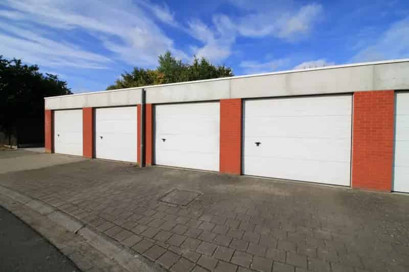 Garage gelegen vlakbij het marktplein van Poelkapelle