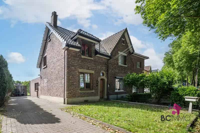 Halfopen woning in groene woonwijk