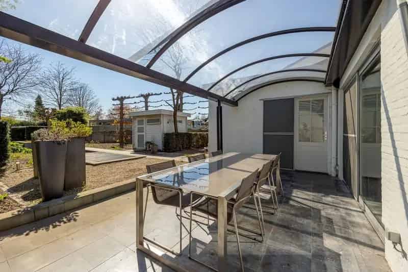 Instapklare gezinswoning met polyvalente ruimte en zonnige tuin in het centrum van Zwijndrecht