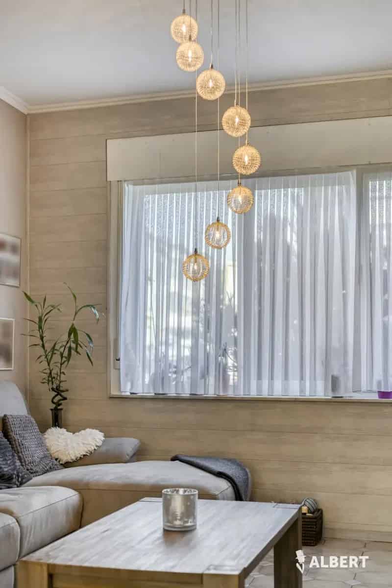 Ben je op zoek naar een instapklare woning met voldoende ruimte en een strategische ligging? Deze charmante gezinswoning in Zellik combineert comfort met bereikbaarheid. Dankzij de zuidelijke oriëntatie geniet je van veel natuurlijke lichtinval én een zon
