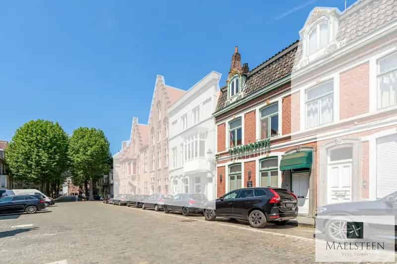 Verrassend ruime woning, centraal gelegen in hartje Brugge