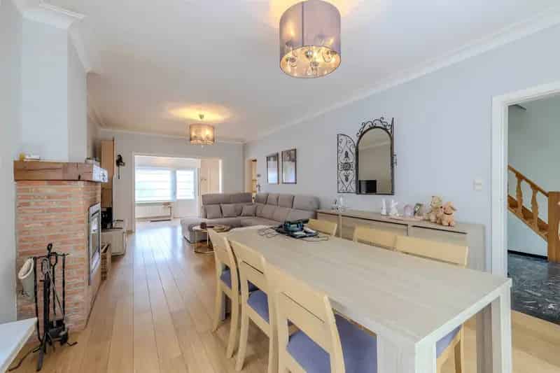Woning met 4 slaapkamers en garage op 446m²