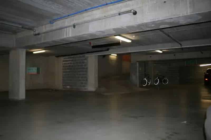 Autostaanplaatsen in gesloten garage