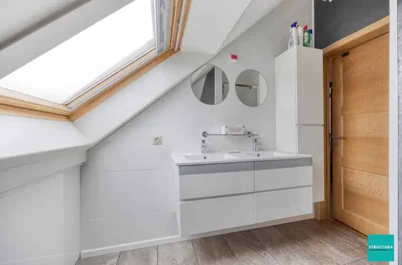 Opbrengsteigendom met 2 appartementen en 7 garageboxen
