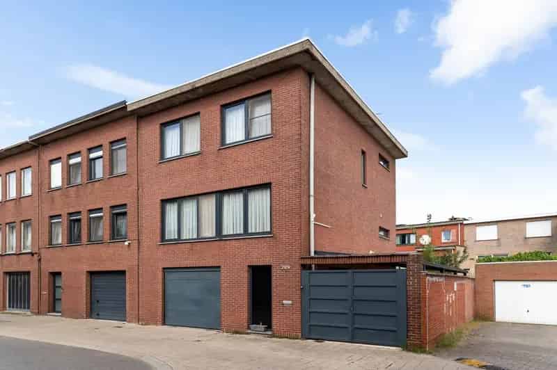 Ruime bel-étage met 4 slaapkamers en gezellige tuin