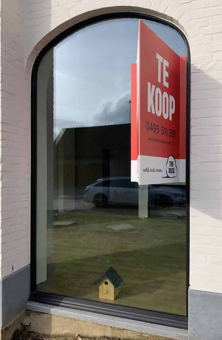 Halfopen traditioneel gebouwd pareltje van een woning in afwerking met 4 kamers en tuin