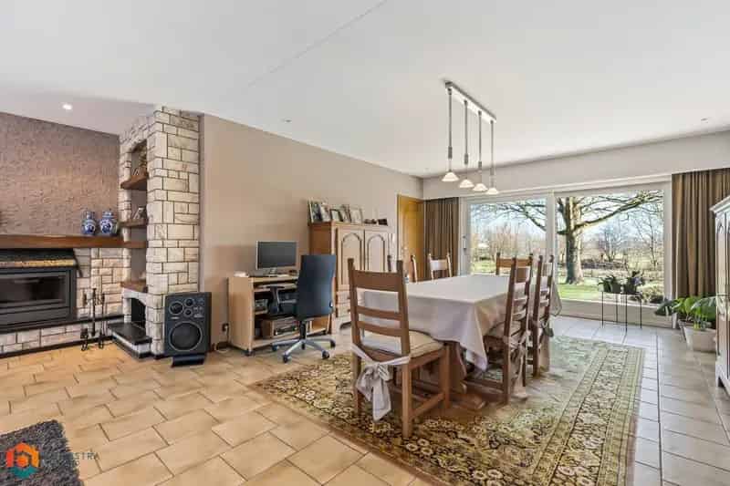 Instapklare woning met 5 slpkrs te OLV-Waver op 1983 m²