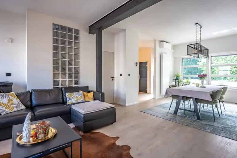 Instapklare bel-etagewoning met 2 slaapkamers, tuin en garagebox!