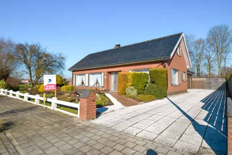| IN OPTIE NA 6 WEKEN- COMPROMIS IN OPMAAK | Verrassend RUIME vrijstaande gelijkvloerse woning met West-georiënteerde tuin en LANDELIJK OPEN ZICHT