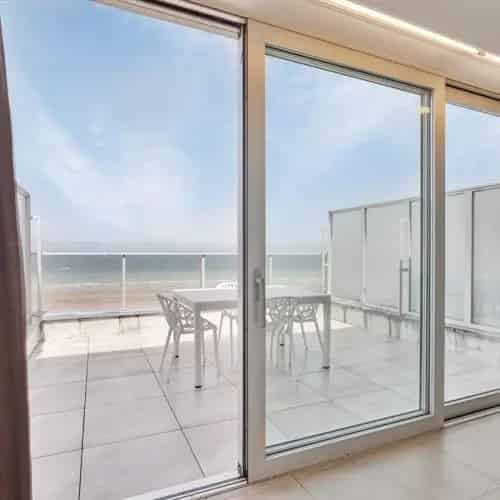 Gerenoveerde penthouse met terrassen en schitterend zeezicht!