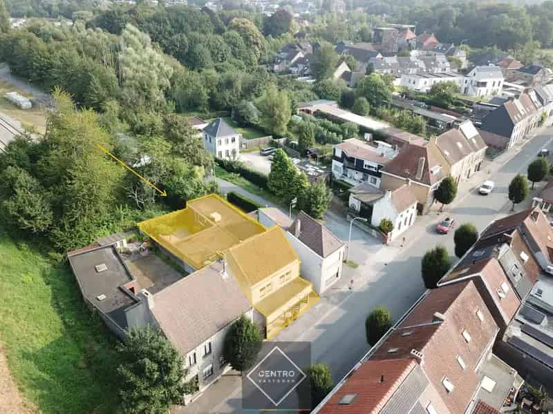 Instapklaar en polyvalent (bestemming) HANDELSHUIS met 4 slpks, ruime GARAGE en tuin. Op zichtlocatie = gratis publiciteit!