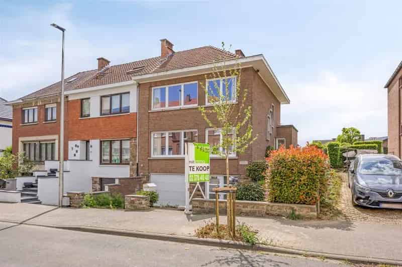 Ruime en zeer goed onderhouden 3-gevelwoning (EPC C) met garage