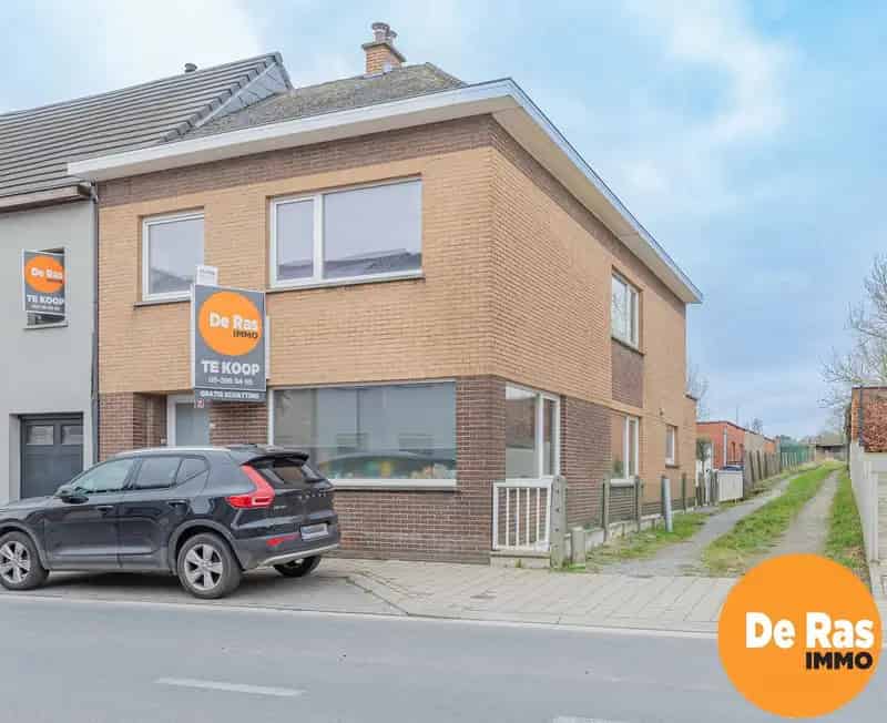 ERPE-MERE - Praktische halfopen woning met garage/loods.