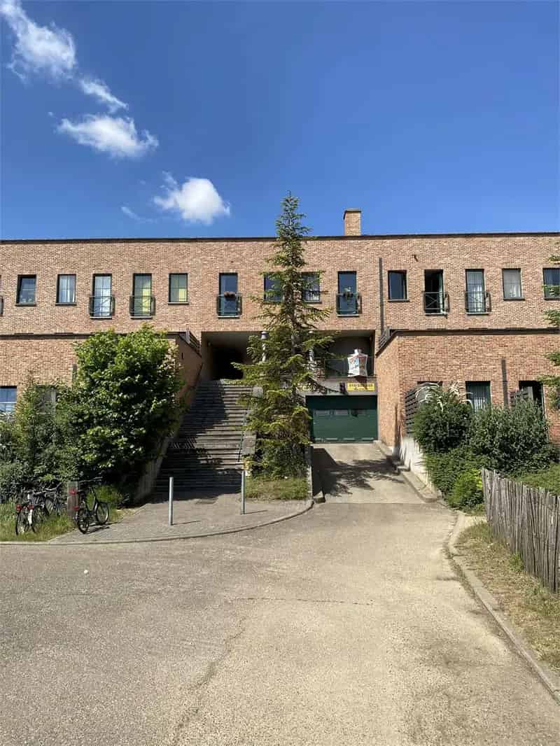 Overdekte, afgelijnde parkeerplaats te huur in centrum Leuven