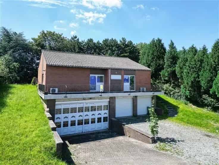 Ruime Huis te Koop in Alleur met 3 slaapkamers en Hangar