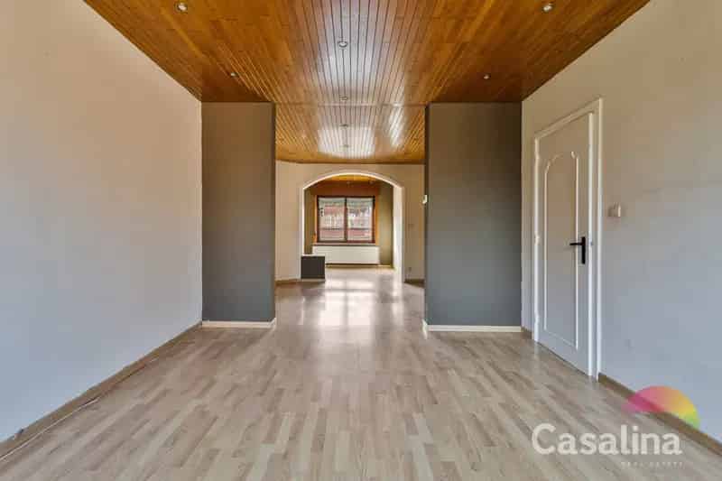 Een ruime te renoveren rijwoning van 207m² met zonnig terras