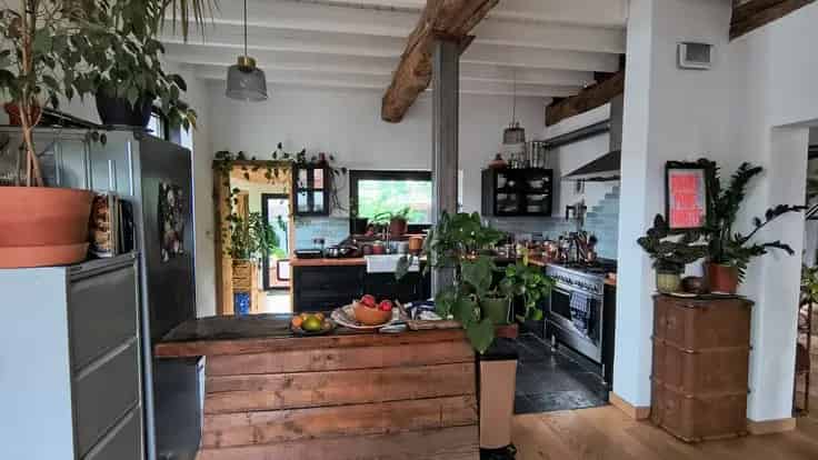 Huis Te Koop: Gerenoveerde woning met tuin en zonnepanelen
