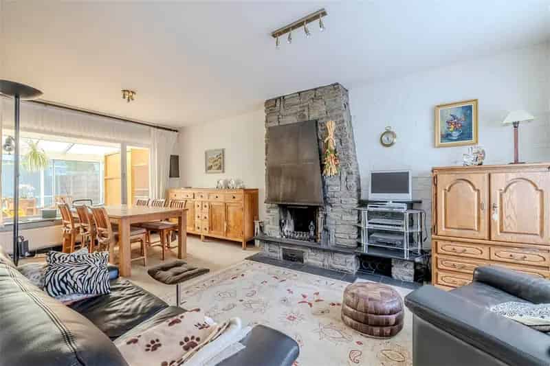Ruime, te moderniseren woning met garages