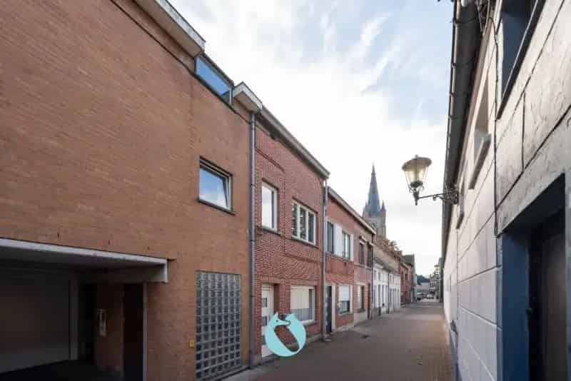 Deze woning met aangenaam terras is gelegen onder de kerktoren vlakbij het centrum van Eeklo.