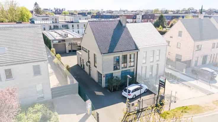 Huis Te Koop Sint Niklaas: Halfopen Bebouwing met Magazijn