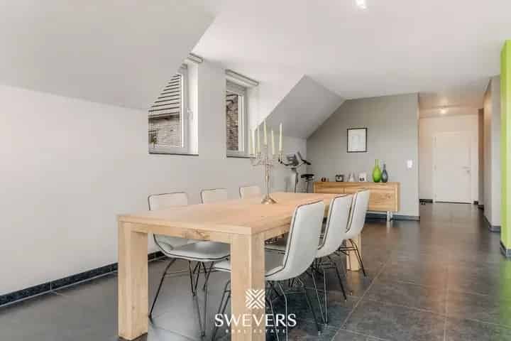 Exclusief wonen in lichtrijke penthouse te Wellen met 55M² terras