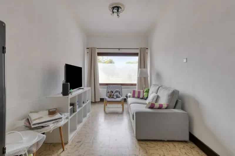 Gezellige rijwoning met achtertoegang en vlotte verbinding naar de kust!