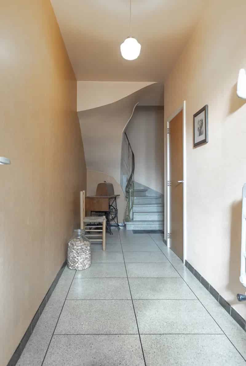 Handelswoonst met twee appartementen en garage.