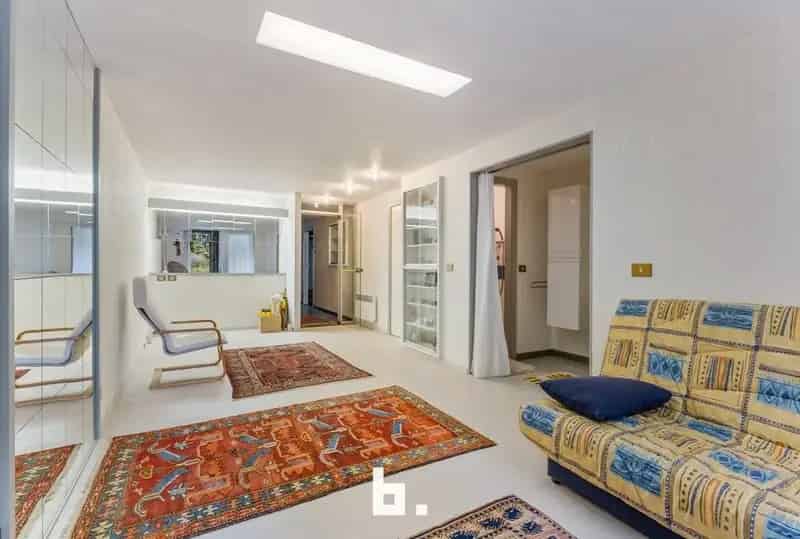 Bijzonder ruime (404m²) architectenwoning met zwembad en loods